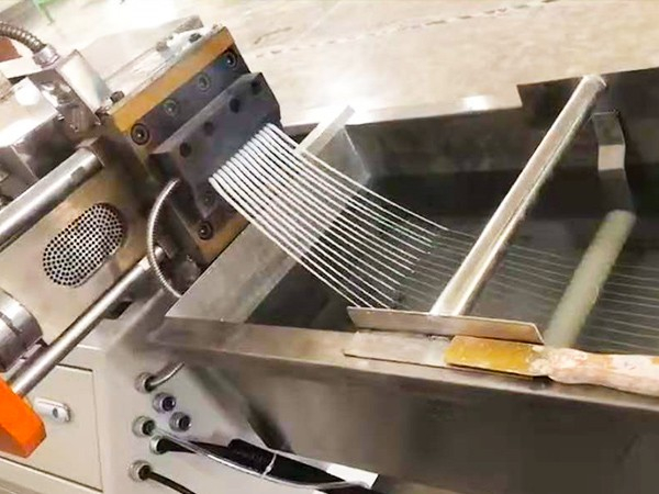 造粒機(jī)造粒出現(xiàn)黑點(diǎn)應(yīng)該怎么解決？科隆威爾為您解答
