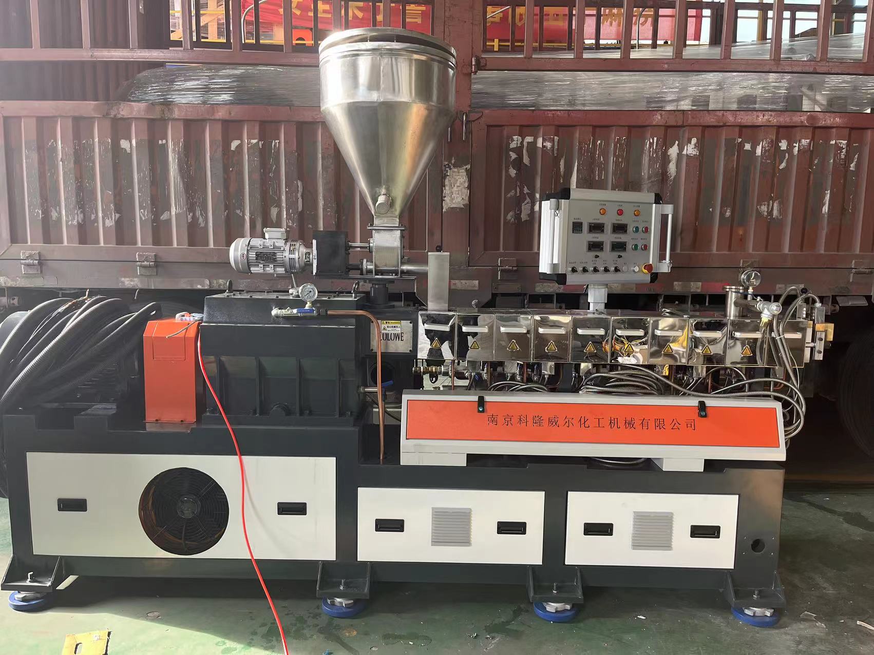 雙螺桿擠出機(jī)如何減少成本，增加產(chǎn)量，可以優(yōu)化喂料系統(tǒng)！