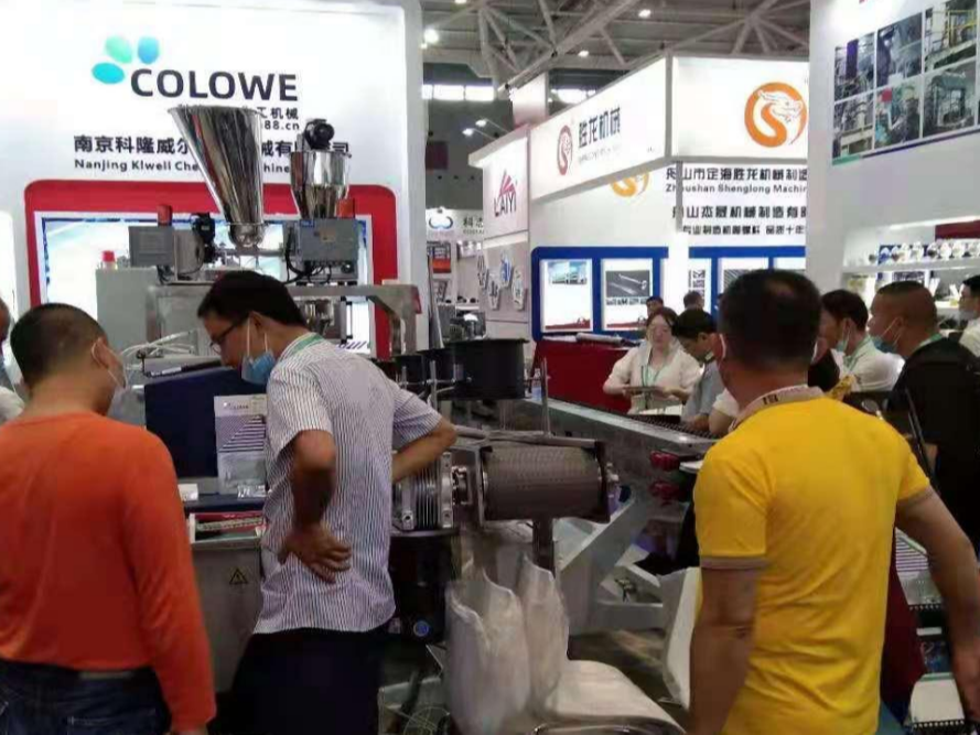 科隆威爾可降解塑料三螺桿擠出機(jī)設(shè)備亮相深圳國際橡塑展