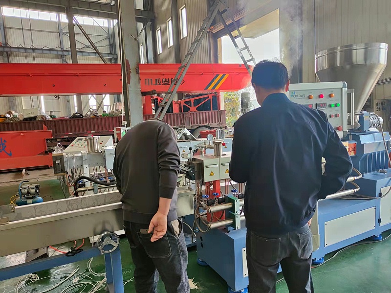 科隆威爾螺桿擠出機(jī)廠家客戶試機(jī)現(xiàn)場 (4)